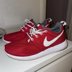 Red Nike roche sneakers